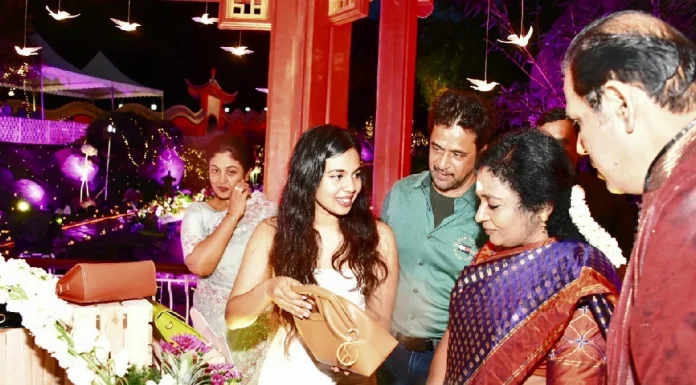 பழங்களின் தோல்களை கொண்டு ஹேன்ட் பேக்குகளை உருவாக்கிய நடிகர் அர்ஜுன் மகள் அஞ்சனா அர்ஜுன்.