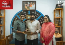 “இல்லம் தோறும் வள்ளுவர்” திட்டத்தில் முதல் சிலையை மக்கள் செல்வன் நடிகர் விஜய்சேதுபதி பெற்றுக்கொண்டார் !