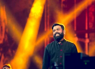 தமிழ் சினிமாவின் புகழ்பெற்ற இசையமைப்பாளரான சந்தோஷ் நாராயணன் முதன் முறையாக தன் பர்ஃபாமென்ஸ்க்காக மேடையேறுகிறார்