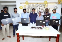 உதவி இயக்குநர்களுக்கு லேப்டாப் பரிசளித்த இயக்குநர் பி. வாசு