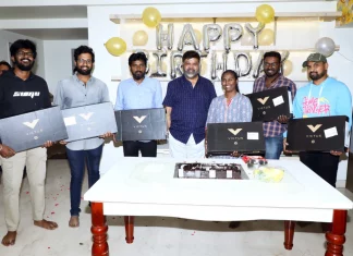 உதவி இயக்குநர்களுக்கு லேப்டாப் பரிசளித்த இயக்குநர் பி. வாசு