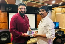 இசையில் மிரட்டிய இசையமைப்பாளர் சித்தார்த் விபினுக்கு IPhone வழங்கி அசத்திய “ஒன் 2 ஒன்” பட இயக்குநர்!!!