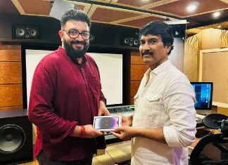 இசையில் மிரட்டிய இசையமைப்பாளர் சித்தார்த் விபினுக்கு IPhone வழங்கி அசத்திய “ஒன் 2 ஒன்” பட இயக்குநர்!!!