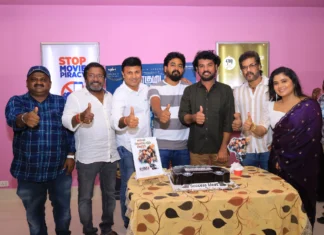 மக்களோடு இணைந்து கேக் வெட்டி கொண்டாடிய போகுமிடம் வெகு தூரமில்லை படக்குழுவினர்