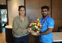 காமன்வெல்த் போட்டியில் வெள்ளி பதக்கம் வென்ற வீரர் ராஜா முத்துப்பாண்டியை நேரில் அழைத்து வாழ்த்திய நடிகை சிம்ரன்