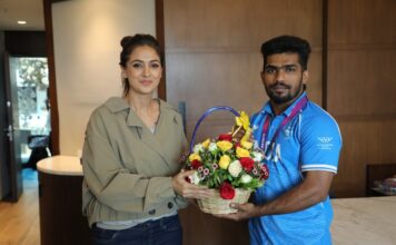 காமன்வெல்த் போட்டியில் வெள்ளி பதக்கம் வென்ற வீரர் ராஜா முத்துப்பாண்டியை நேரில் அழைத்து வாழ்த்திய நடிகை சிம்ரன்